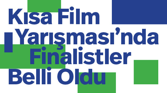 Beyaz zeminde yer alan farklı boylardaki dört yeşil, iki lacivert dörtgenin üzerinde lacivert harflerle kısa film yarışması'nda finalistler belli oldu yazıyor.