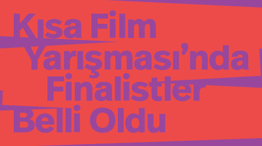 Kırmızı ve mor zemin üzerinde Kısa Film Yarışması'nda finalistler belli oldu yazıyor.